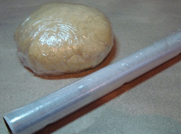 1. Этап. Пирожки с куриным фаршем: Заворачиваем его в пищевую пленку и ставим в холодильник на пол часика.