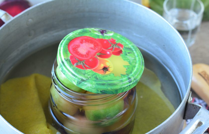 1. Этап. Зеленые помидоры со свеклой на зиму: Стерилизуйте банки 15 минут.