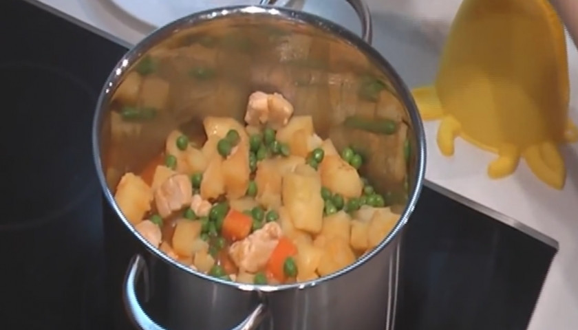 1. Этап. Рагу из курицы и овощей: Через несколько минут добавить горошек, перемешать и еще потушить.