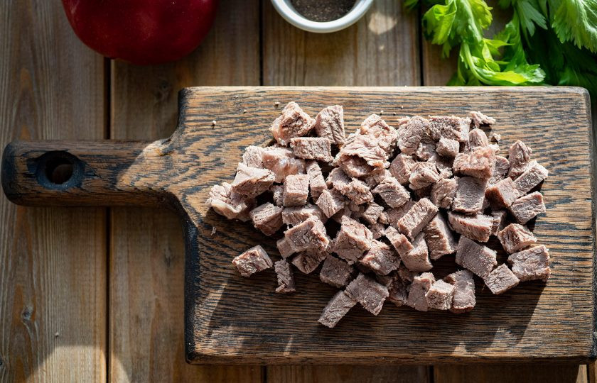 1. Этап. Салат с сельдереем и говядиной: Уже отваренную говядину нарежьте маленькими кубиками.