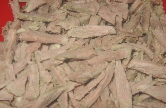 1. Этап. Салат Санта Клаус: Заранее отварите мясо до готовности. Затем разделите его на волокна и перемешайте с ложкой майонеза. Яйца отварите.