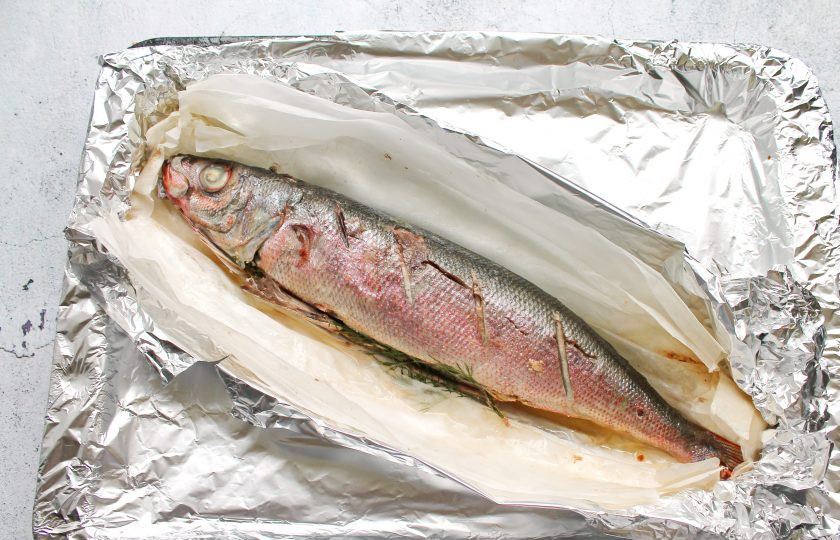 1. Этап. Красноглазка в фольге в духовке: Поставьте противень с красноглазкой в горячую духовку и запекайте при температуре 180 градусов в течение 15 минут. Затем разрежьте фольгу и пергамент, поставьте в духовку и подержите еще 10 минут. Спустя время достаньте красноглазку и подавайте к столу.