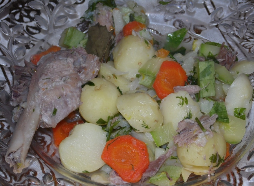 1. Этап. Овощное рагу с гусиным мясом: Томим 2 минуты и выкладываем на блюдо.