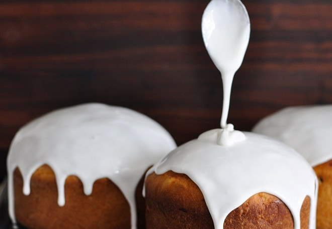 1. Этап. Заварной кулич: 21. Полейте глазурью куличики и украсьте по желанию. Вкусных праздников!