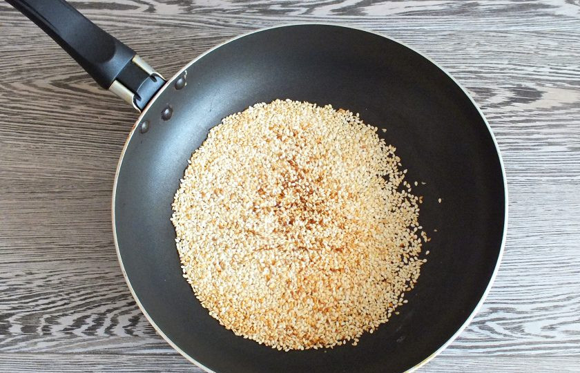 1. Этап. Печенье с кунжутом Чиполлино: Обжарьте на сухой сковороде кунжут.