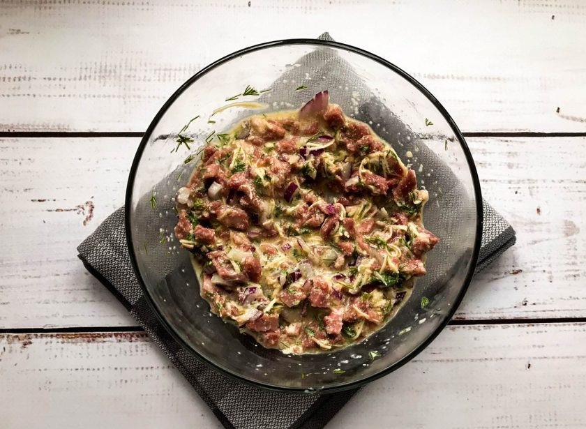 1. Этап. Горячие бутерброды с манкой: К начинке добавьте соль, перец и хорошо перемешайте.