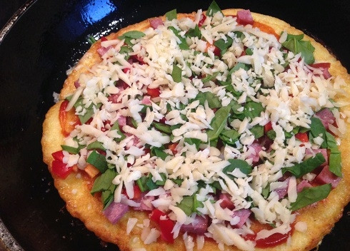 1. Этап. Картофельная пицца на сковороде: Добавим измельченные листья шпината и посыпаем сыром.