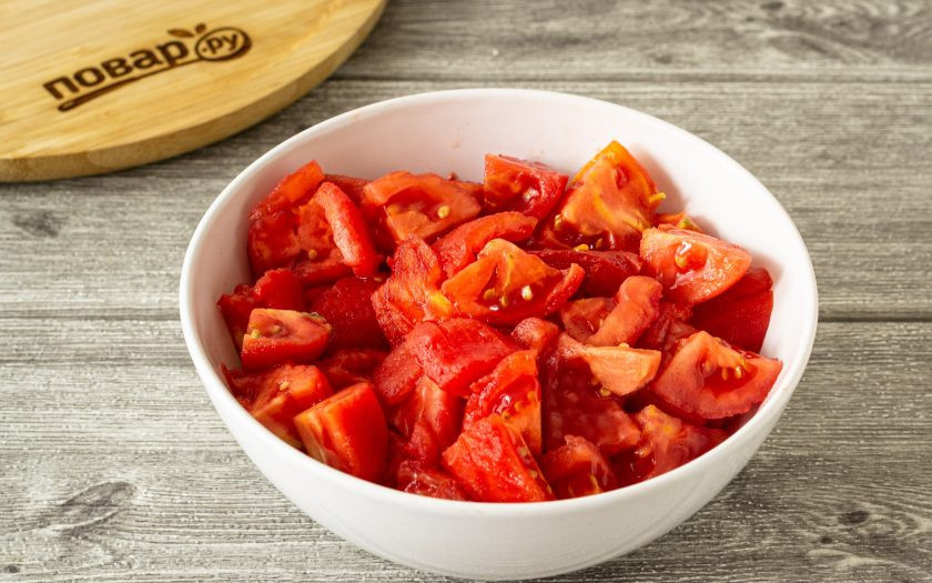 1. Этап. Соус для пиццы на зиму: Затем обдайте их холодной водой и очистите от кожицы. Нарежьте помидоры кубиками, а плодоножки удалите.
