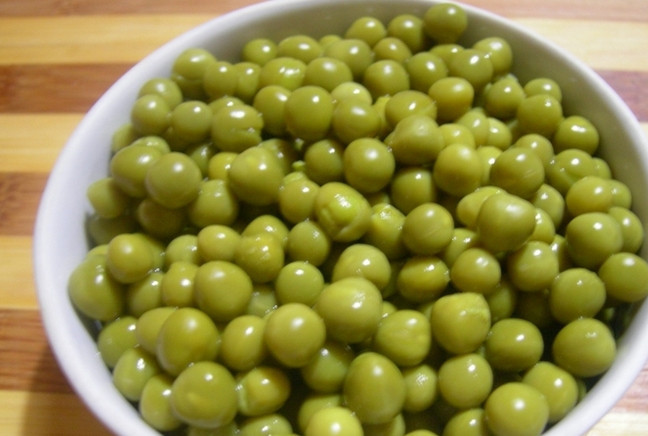 1. Этап. Салат на юбилей: 3. Соединим теперь все вместе в салатнице, добавив горошек.