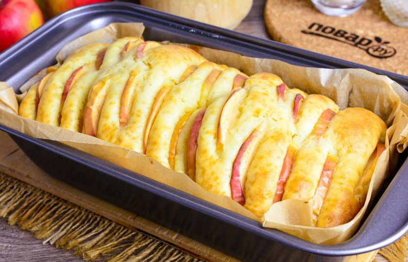 1. Этап. Ванильный кекс с яблоками: Выпекайте ванильный кекс с яблоками 30-35 минут при температуре 170-180 градусов. Кекс получится пышный и мягкий. Ванильный сахар раскроет свой аромат.