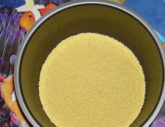 1. Этап. Пшенка на молоке: В чашу мультиварки добавьте пшено, воду, сахар, молоко и соль.