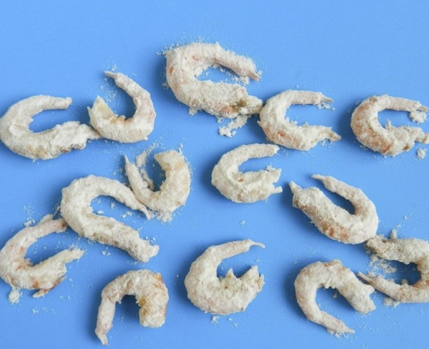 1. Этап. Салат с креветками и яйцами: 3. Обваливаем их в муке и будем обжаривать во фритюре или просто на сковороде с добавлением масла.