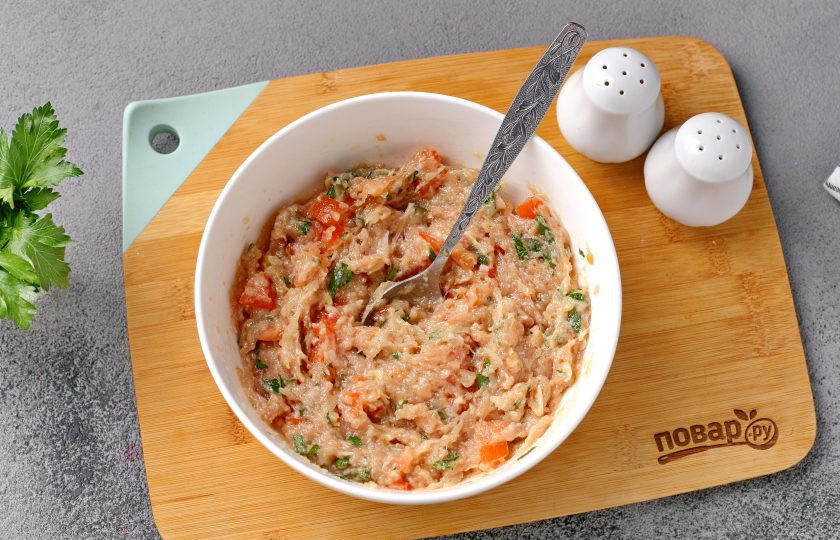 1. Этап. Рулетики из кабачков с мясом: Хорошо перемешайте.