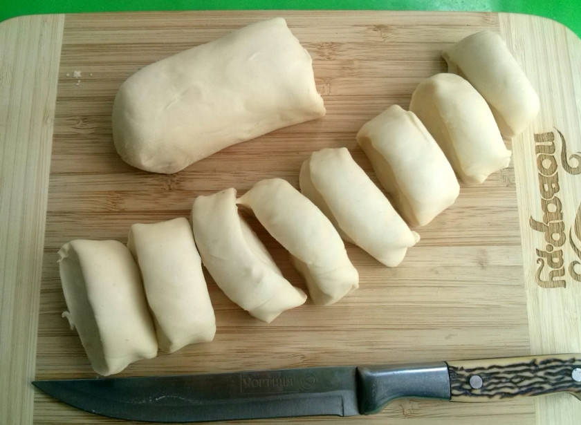 1. Этап. Посикунчики (пирожки): Тесто разделите на две части, каждую скатайте в колбаску и порежьте на кусочки.