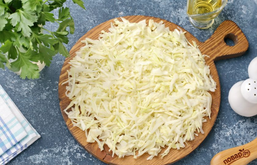 1. Этап. Диетические капустные оладьи: Капусту тонко нашинкуйте, а затем мелко порубите ножом.