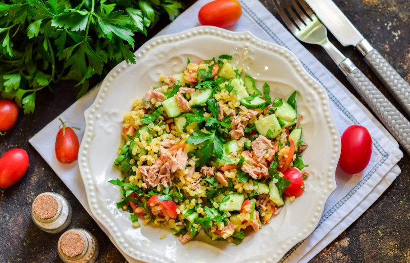 1. Этап. Салат с булгуром и тунцом: Подавайте салат к столу. Приятного вам аппетита!