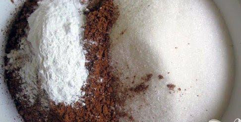 1. Этап. Шоколадный торт Черный лес: 1. Предварительно разогреть духовку до 175 градусов. Смазать форму для торта маслом и слегка посыпать мукой. Смешать вместе в большой миске муку, сахар, какао-порошок, пищевую соду, разрыхлитель и соль. Отложить в сторону.