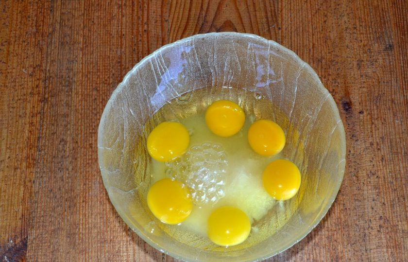 1. Этап. Торт Снежная королева: Для начала разогрейте как следует духовку. В глубокую мисочку вбейте яйца и всыпьте сахар, взбейте до пышности.