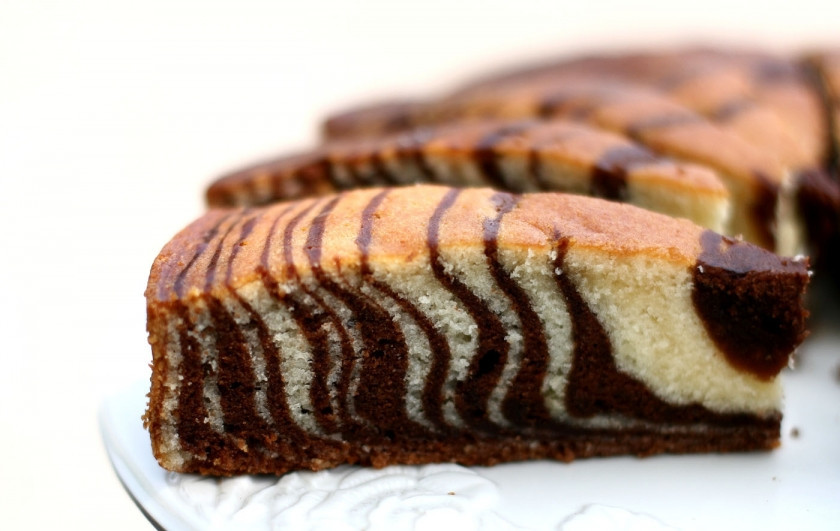 1. Этап. Торт Зебра на кефире: Готовому торту дайте остыть, можете полить его глазурью или просто посыпать сахарной пудрой. В разрезе получается очень красивый рисунок! Приятного чаепития!