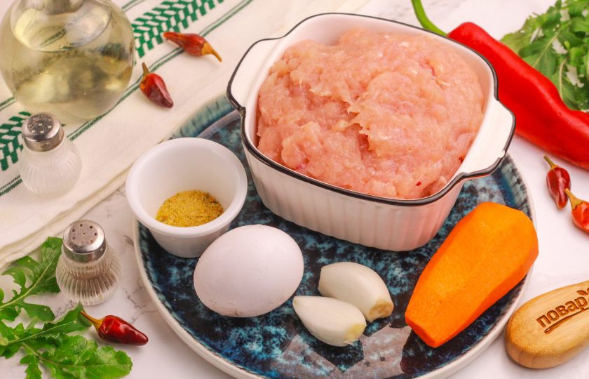 1. Этап. Куриные котлеты в аэрогриле: Подготовьте указанные продукты. Морковь и лук очистите от кожуры, промойте в воде.