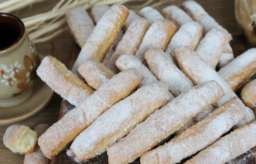 1. Этап. Кунжутное печенье с творогом: Готовое печенье остужаем, посыпаем сахарной пудрой и подаем к столу. Приятного чаепития!