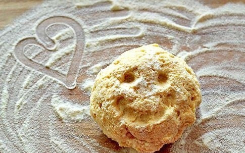 1. Этап. Булочки с сыром и чесноком: На ровную гладкую поверхность насыпаем небольшое количество муки и выкладываем тесто.