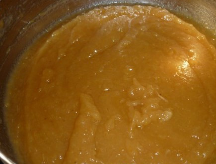 1. Этап. Мармелад из яблочного пюре: 3. Когда яблоки уже станут мягкими, измельчим все содержимое кастрюли в пюре при помощи блендера.