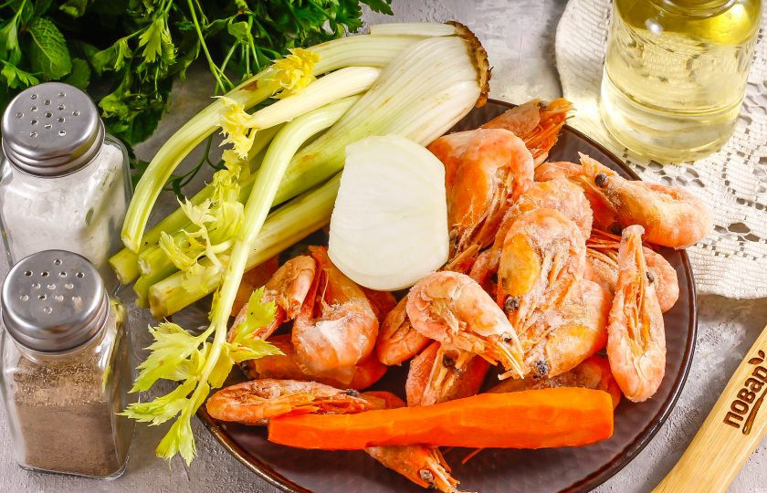 1. Этап. Крем-суп из сельдерея с креветками: Подготовьте указанные ингредиенты. Очистите корнеплоды и промойте их вместе со стеблевым сельдереем.