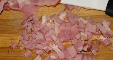 1. Этап. Котлеты из креветок: 2. Мелкими кусочками нарезаем грудинку или бекон. Грудинка (бекон) придаст котлеткам мягкости и жирности.