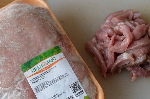 1. Этап. Салат Глехурад с индейкой: Для приготовления салата берём филе индейки. У меня - филе бедра индейки 