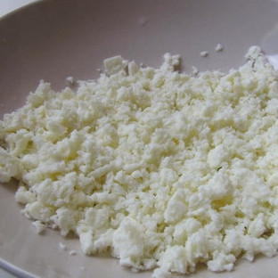 1. Этап. Закуска с Паниром: Выложить сыр в миску.