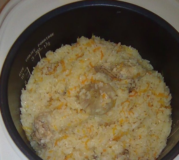 1. Этап. Куриный плов в мультиварке: 9. Добавляем промытый рис в мультиварку, вливаем воду и выставляем режим «Плов». Солим, перчим и посыпаем приправами. Главное, с ними не перестараться! Не сыпьте много приправ, иначе плов будет горчить. Можно также добавить любимые специи на собственное усмотрение.