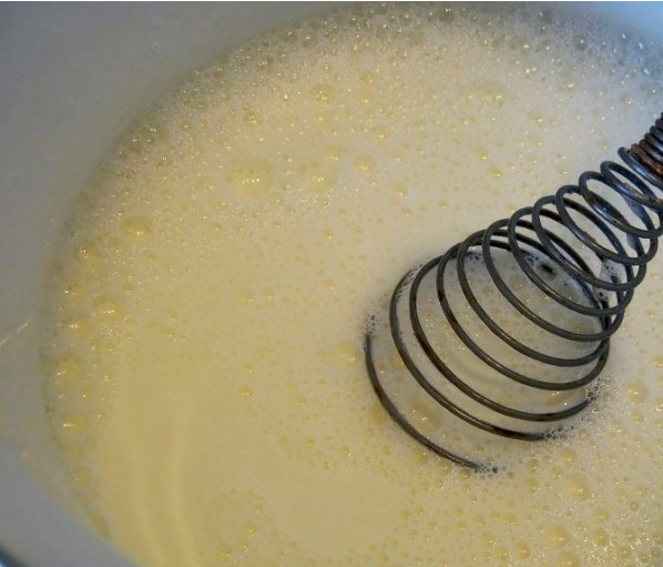 1. Этап. Блинчики из майонеза и яиц: 1. Взбиваем яйцо до однородной консистенции венчиком.