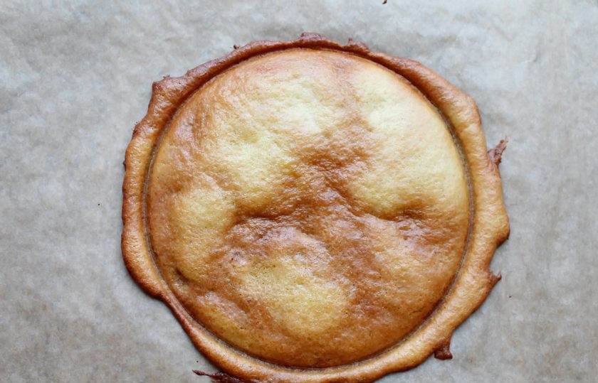 1. Этап. Польский медовик: Поставьте в горячую духовку и выпекайте в течение 4-6 минут до цвета пряника. Достаньте противень с коржом из духовки и сразу наметьте формой круг. Обрежьте края и снимите с бумаги пока корж горячий. Испеките так все коржи. У меня получилось 8 штук. Обрезки измельчите в крошку.