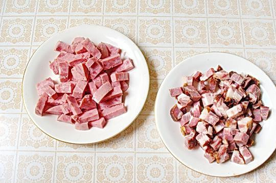 1. Этап. Солянка с ветчиной и грудинкой: 2. В приготовлении используем два вида мяса: копченую грудинку и рубленую ветчину. Грудинку можно мелко нарезать и обжарить с луком, а можно не обжаривая, просто нарезать копченую грудинку и ветчину (приблизительно кусочки должны быть одинаковыми). После того как в бульон бросили картофель, минут через пять добавляем мясо.