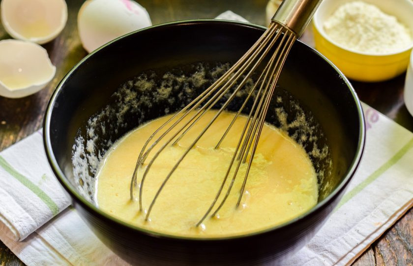 1. Этап. Оладьи на кефире без масла: Взболтайте кефир и яйца при помощи венчика.