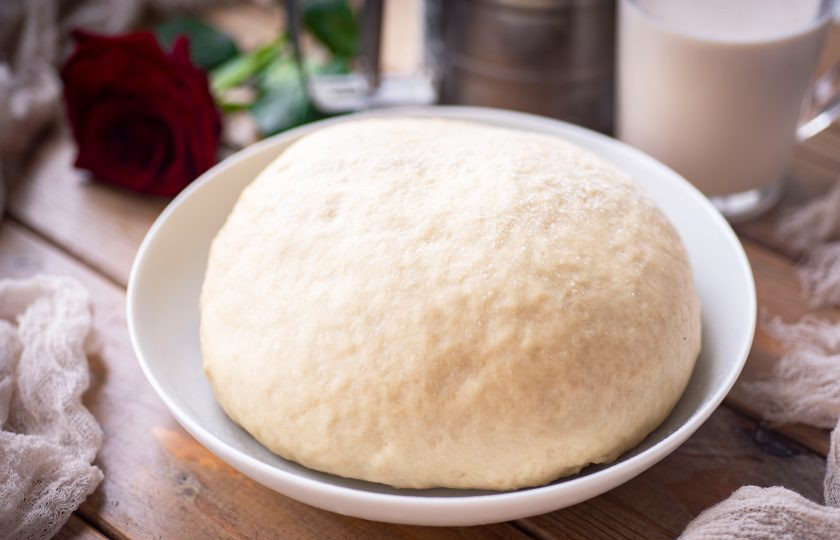 1. Этап. Тесто на топленом молоке: В итоге у вас должно получиться мягкое, не прилипающее к рукам тесто. Возможно вам понадобится чуть меньше или чуть больше муки для достижения нужной консистенции теста. После чего тесто в миске оставьте на столе для дальнейшего поднятия.