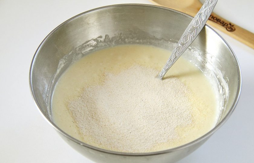 1. Этап. Запеканка Неженка: Перемешайте и добавьте манку.