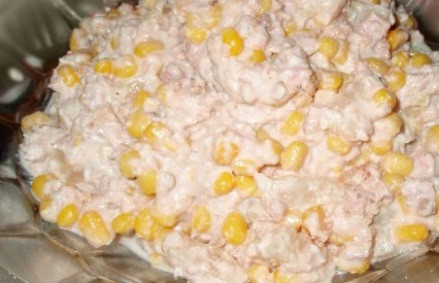 1. Этап. Тарталетки с ананасом и курицей: 7. Теперь все ингредиенты можно соединить в салатнике и тщательно перемешать. Добавить консервированную кукурузу. Заправить по вкусу майонезом или сметаной. При желании немного посолить и поперчить по вкусу. Теперь можно нафаршировать тарталетки с ананасом и курицей в домашних условиях, и подавать закуску к столу. Для красоты можно добавить листик салата или измельченную свежую зелень.