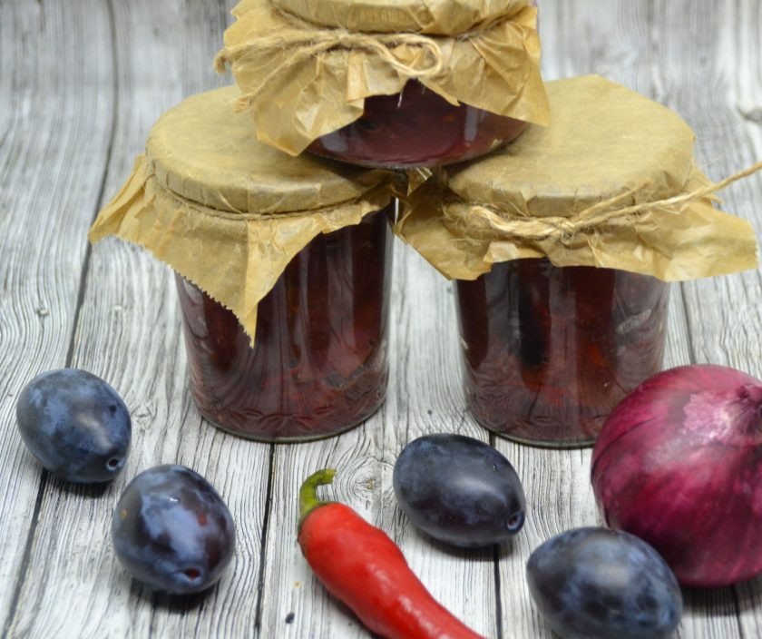 1. Этап. Чатни из слив на зиму: Раскладывайте чатни в горячем виде в заранее простерилизованные банки, дополнительной стерилизации при этом не требуется. Чатни получился невероятно вкусным, острым, пикантным, подойдет к мясу, рыбе, птице. Из такого количество ингредиентов получилось примерно 800 грамм соуса.