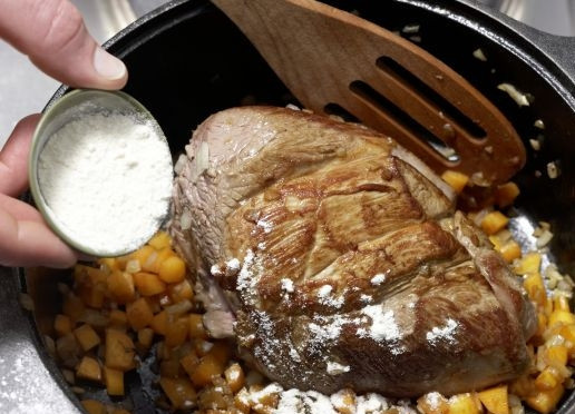 1. Этап. Баранина с овощами: К баранине отправьте нарезанный чеснок, лук и морковь, обжаривайте в течение 5 минут. После чего в сотейник добавьте муку и помешивая держите на огне еще пару минут.