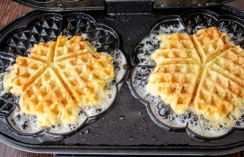 1. Этап. Кето-вафли из кабачков: По одной столовой ложке выкладывайте тесто в середину каждой половины или ячейки вафельницы. Накройте крышкой и готовьте минуты 3-4 (время зависит от мощности вашей вафельницы).