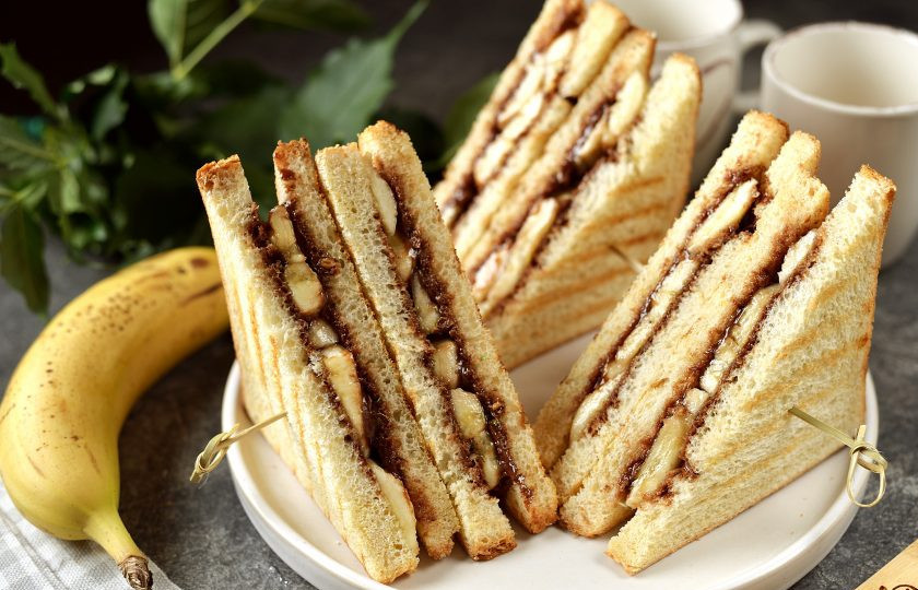 1. Этап. Горячие сэндвичи с шоколадом: Горячие сэндвичи с шоколадом готовы! Они вкусные как в горячем, так и в остывшем виде. Приятного аппетита!