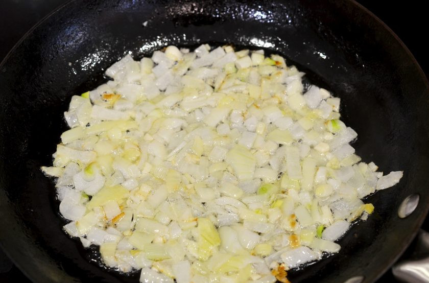 1. Этап. Картошка с тефтелями в сметанном соусе: Обжарьте до золотистого цвета.