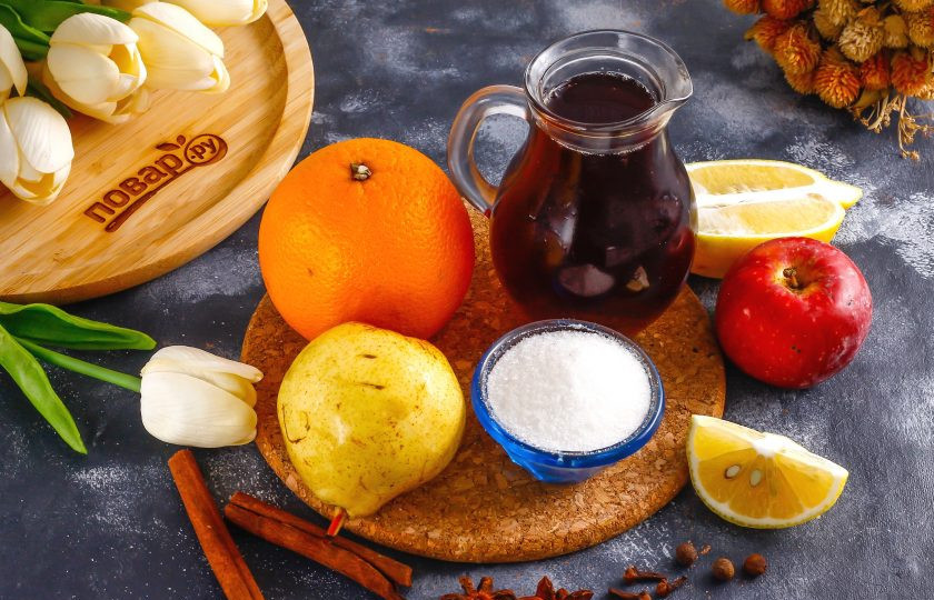 1. Этап. Глинтвейн по-немецки: Подготовьте указанные ингредиенты. Из фруктов желательны цитрусовые и яблоко, груша. Вино обязательно должно быть крепленым.