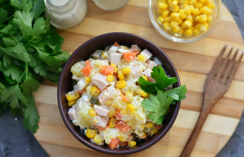 1. Этап. Салат с копченым мясом и кукурузой: Перемешайте и подавайте салат к столу. Приятного аппетита!