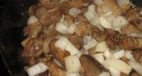 1. Этап. Маслята, жареные с луком: Кладем мелко порезанный лук.