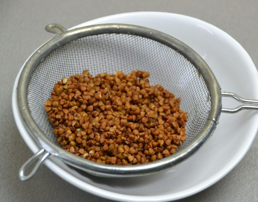 1. Этап. Овощной суп с гречкой: Пока варится овощной бульон, переберите гречку, промойте её.