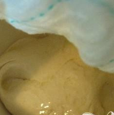 1. Этап. Пицца с моцареллой и томатным соусом: 3. Отдельную большую миску сбрызнуть оливковым маслом и выложить в него готовое тесто в форме шара. Накрыть влажным кухонным полотенцем и поставить миску в нагретую духовку. Дать тесту подняться в течение 1 часа 30 минут. Тесто должно увеличиться в объеме вдвое.