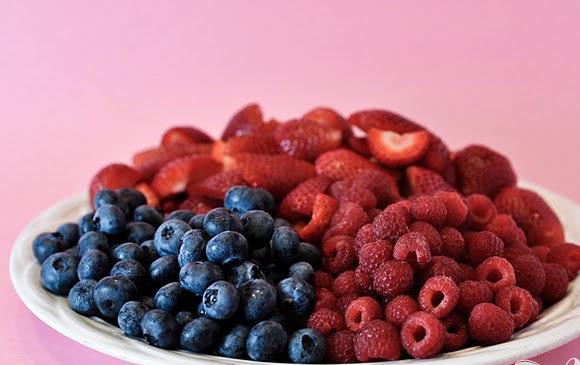 1. Этап. Тюиль с ягодами и взбитыми сливками: 2. Очистить и нарезать ягоды. Разогреть духовку до 175 градусов.